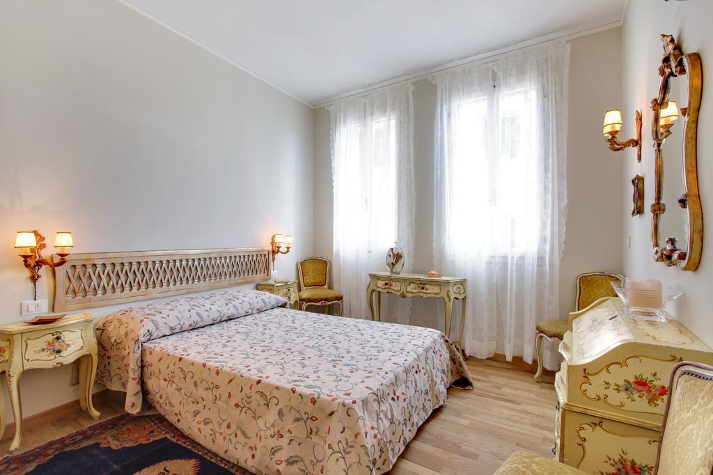 Canale Venice Room photo